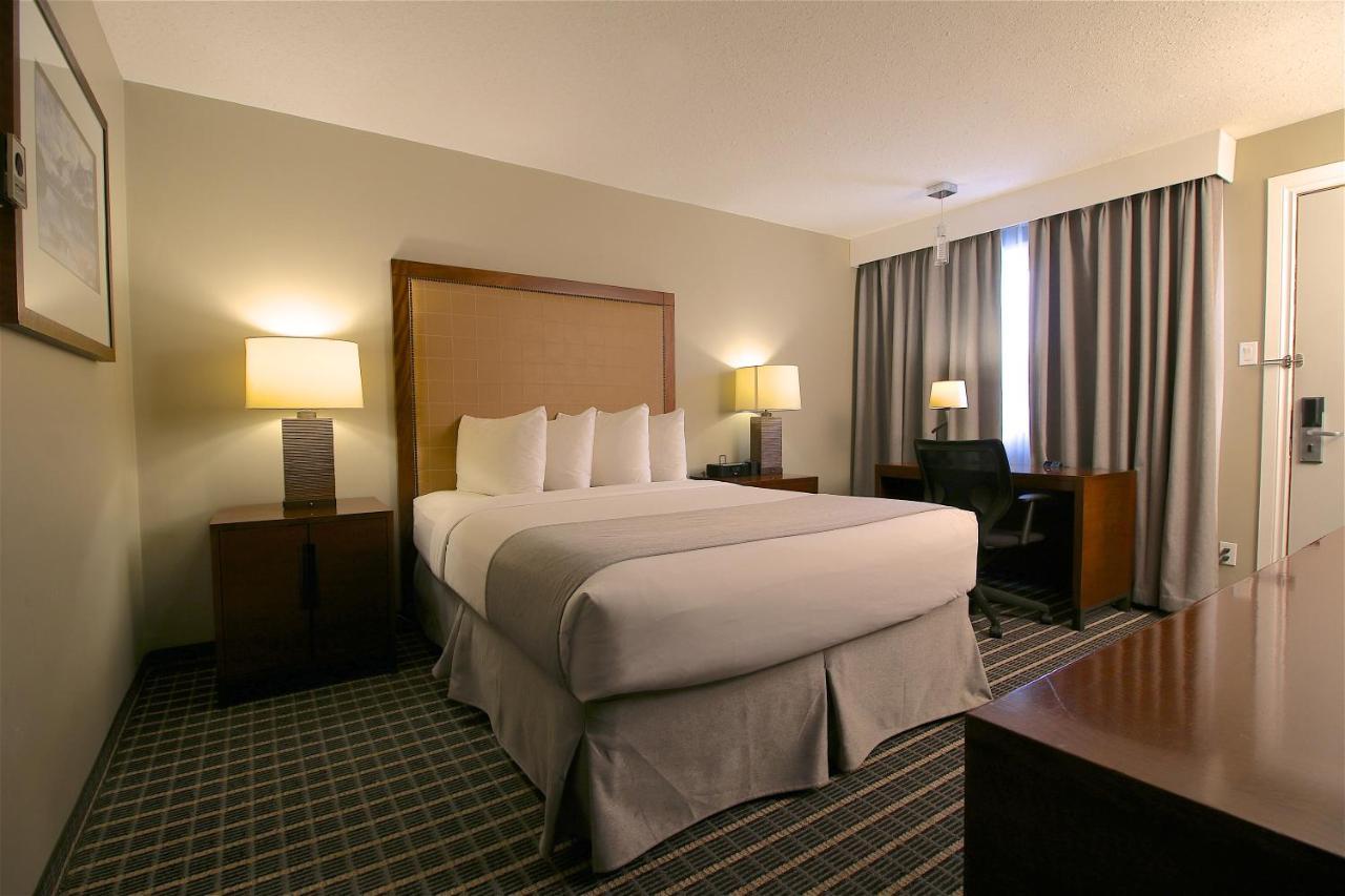 Hotel Clarion Pointe à Medicine Hat Extérieur photo