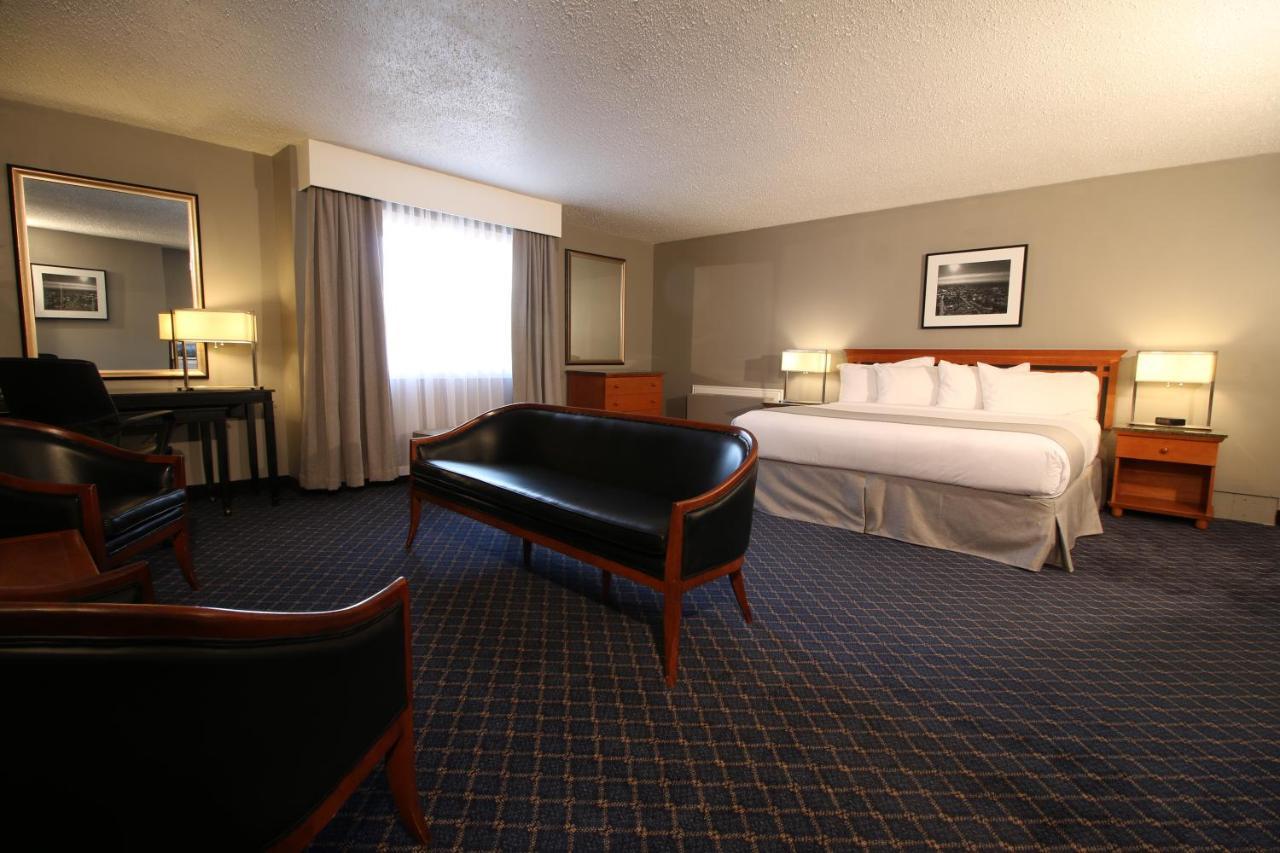 Hotel Clarion Pointe à Medicine Hat Extérieur photo