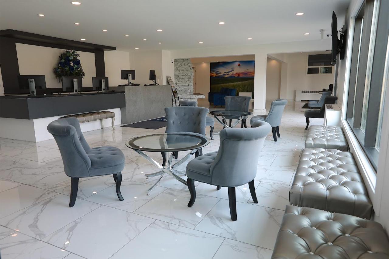 Hotel Clarion Pointe à Medicine Hat Extérieur photo