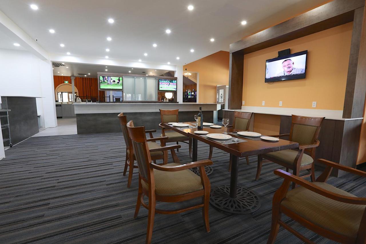 Hotel Clarion Pointe à Medicine Hat Extérieur photo