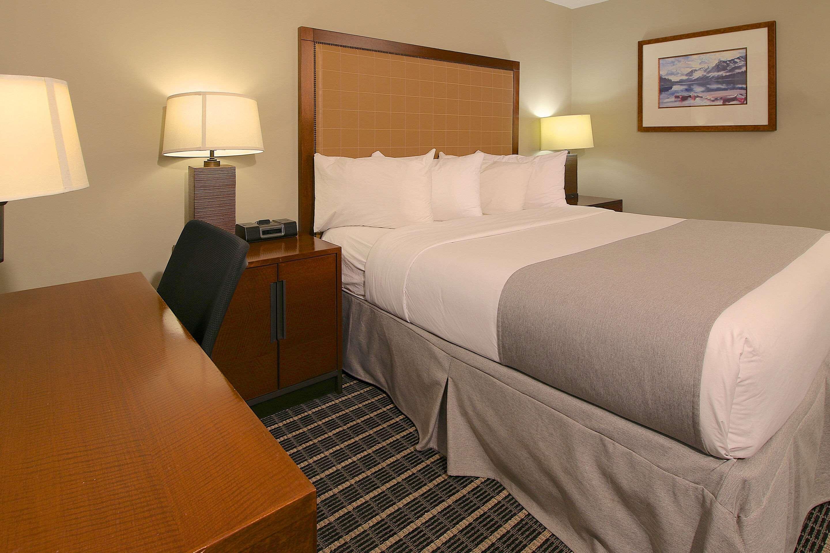 Hotel Clarion Pointe à Medicine Hat Extérieur photo