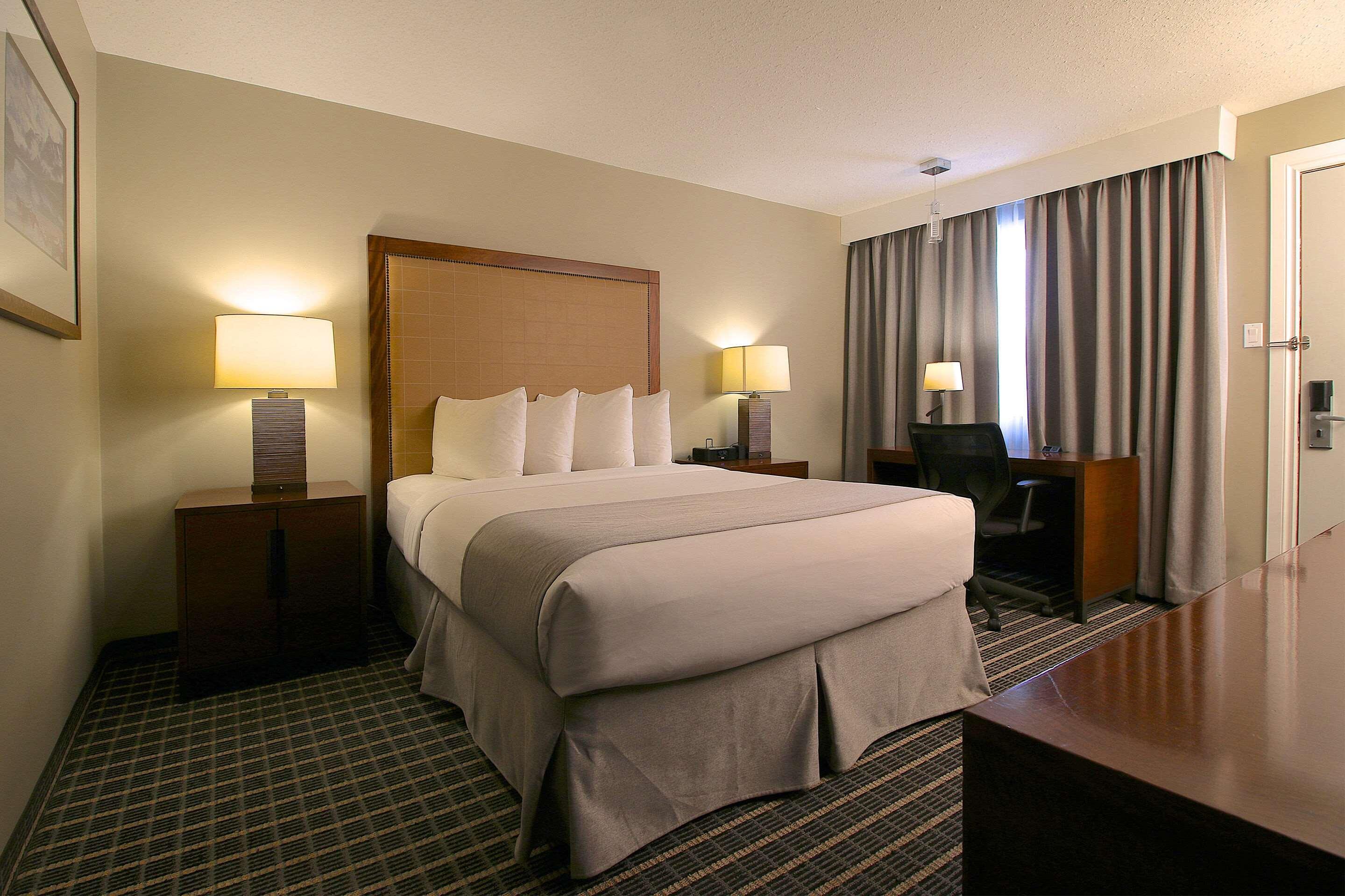 Hotel Clarion Pointe à Medicine Hat Extérieur photo