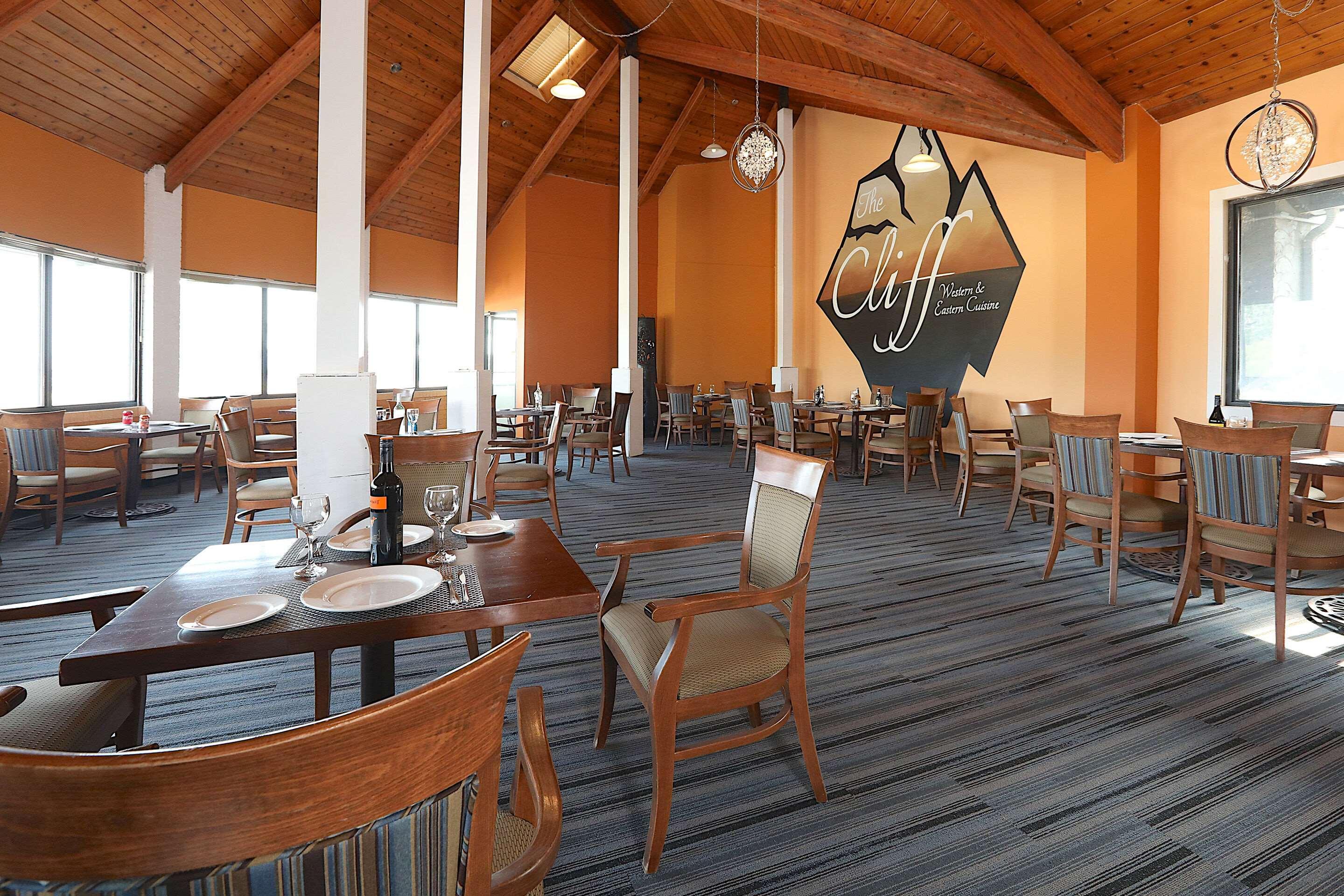 Hotel Clarion Pointe à Medicine Hat Extérieur photo