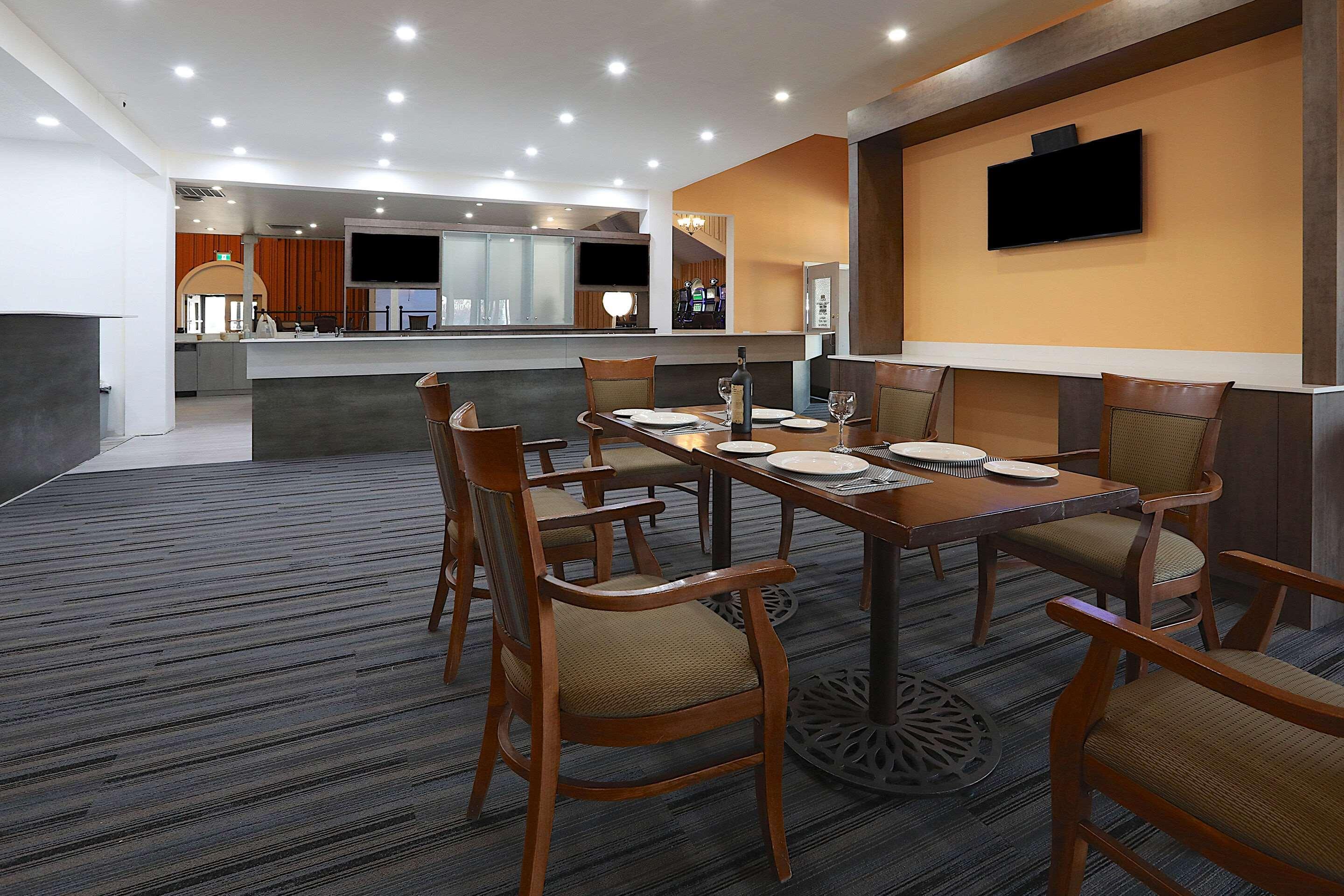 Hotel Clarion Pointe à Medicine Hat Extérieur photo