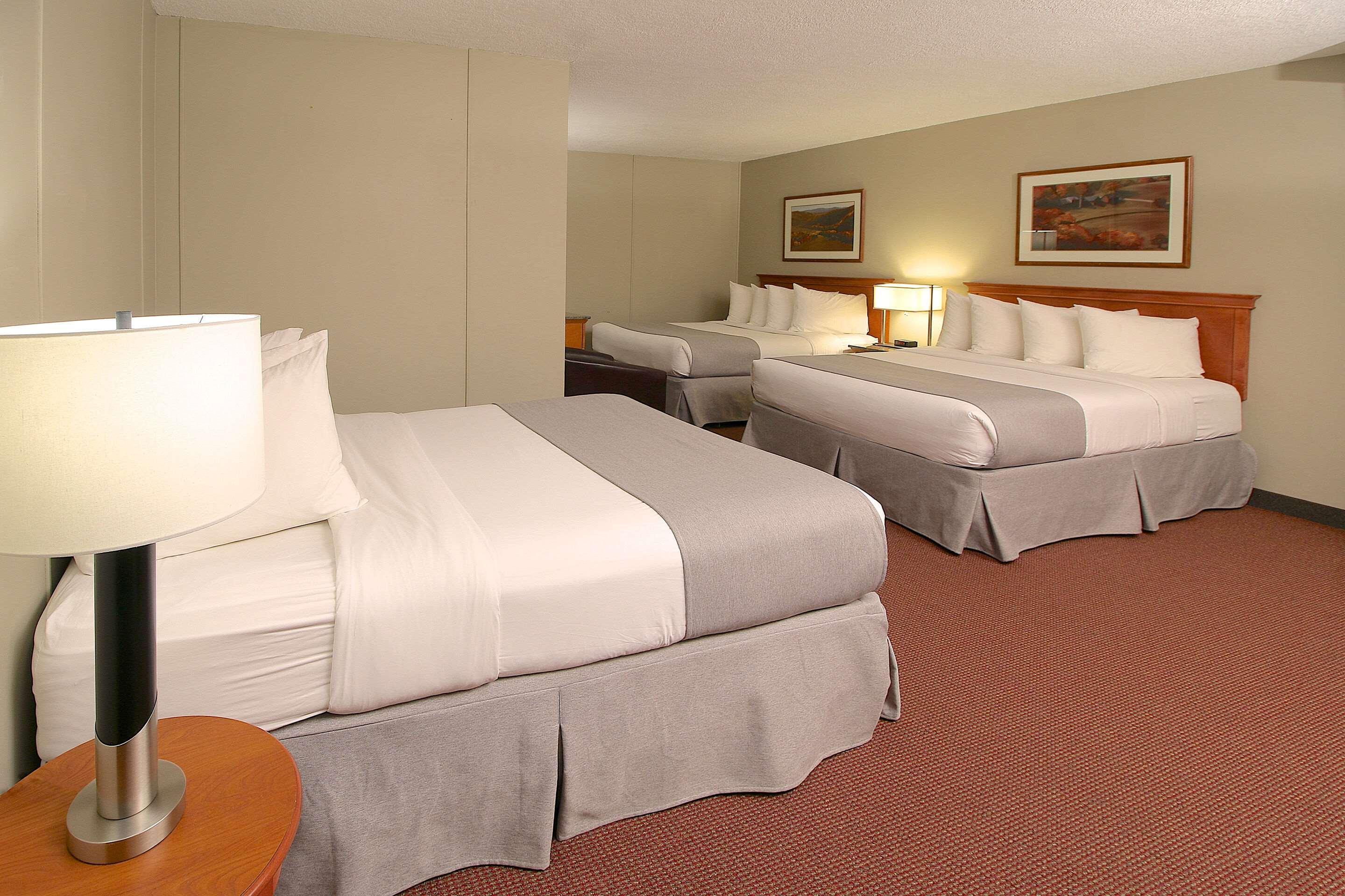 Hotel Clarion Pointe à Medicine Hat Extérieur photo