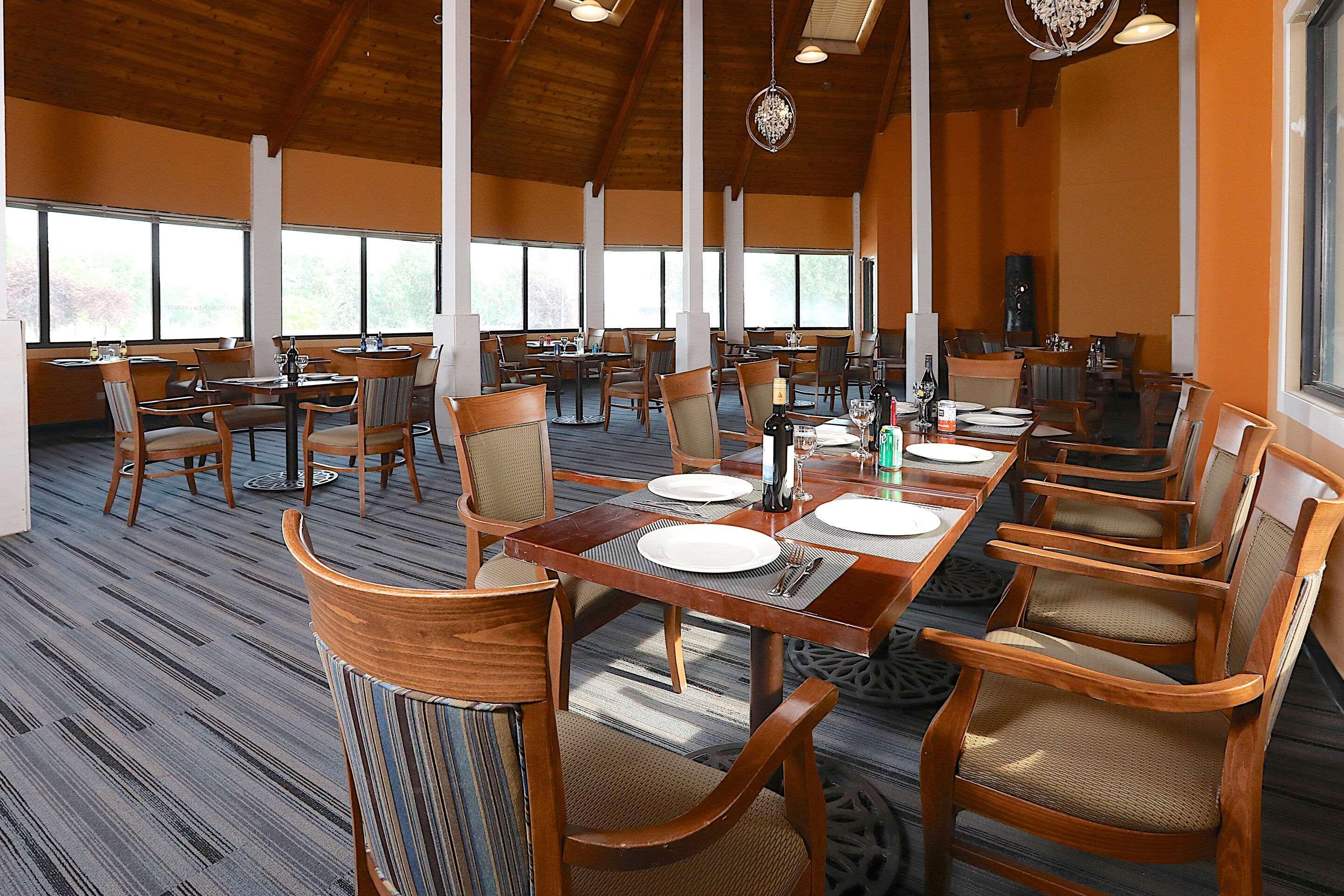 Hotel Clarion Pointe à Medicine Hat Extérieur photo