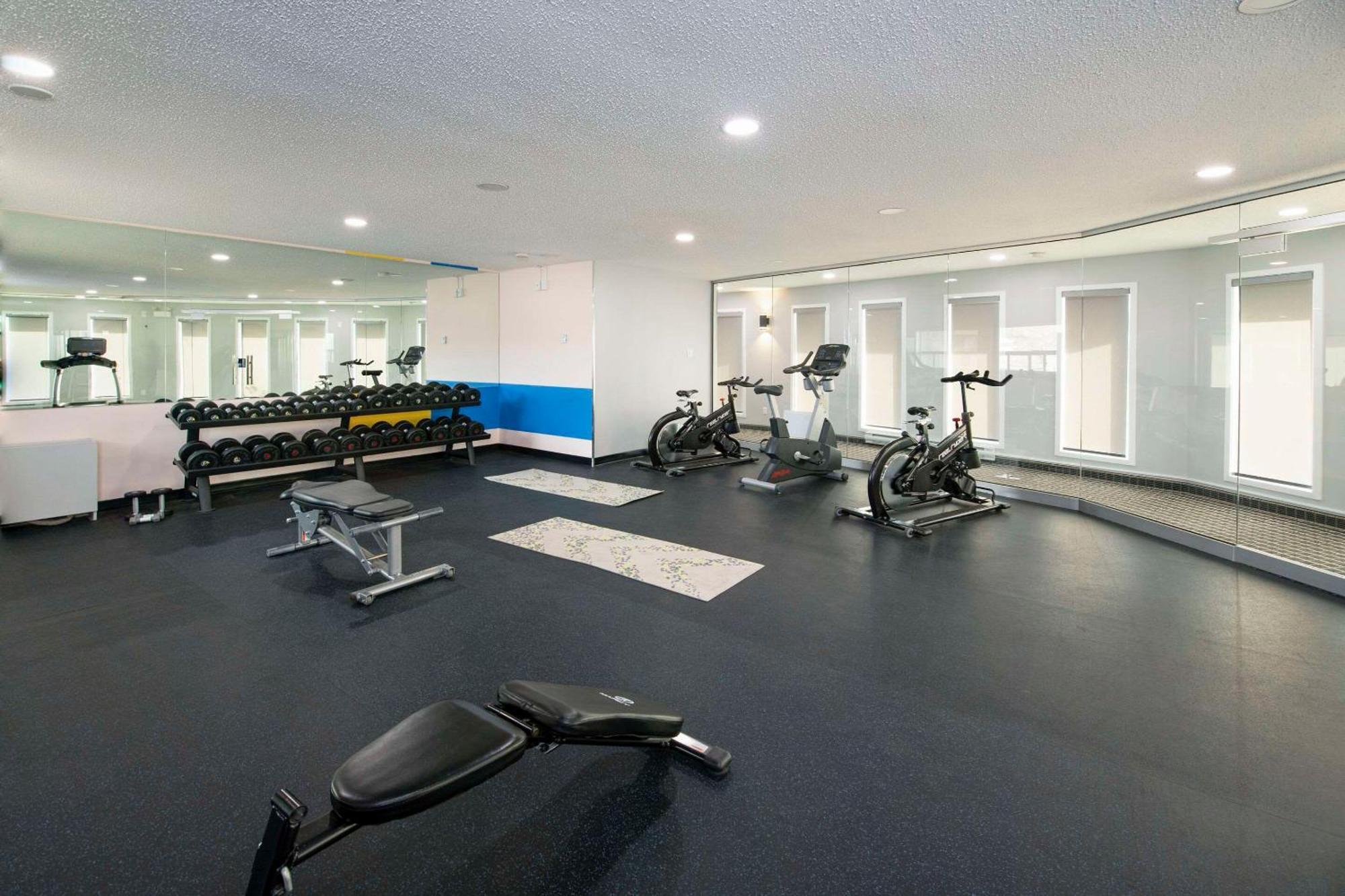 Hotel Clarion Pointe à Medicine Hat Extérieur photo