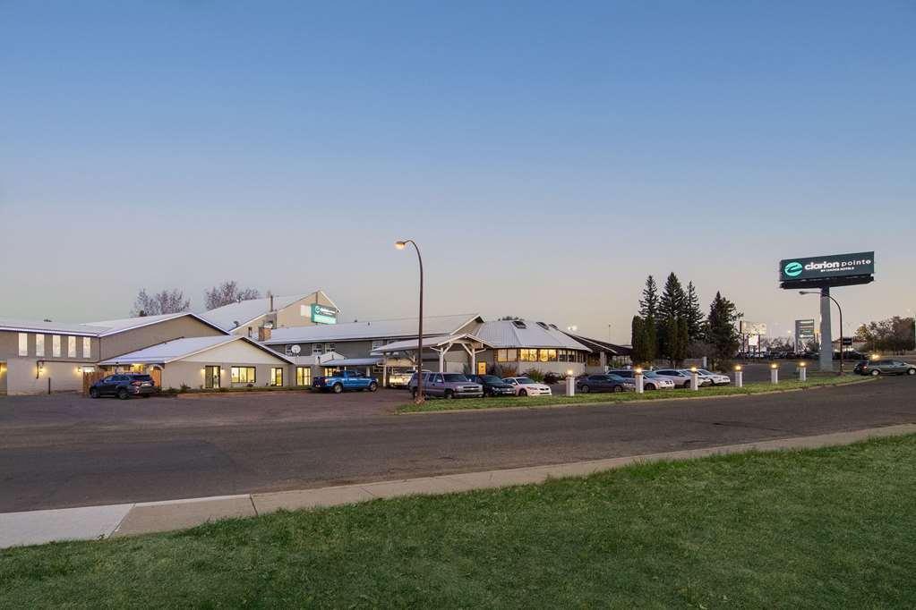 Hotel Clarion Pointe à Medicine Hat Extérieur photo