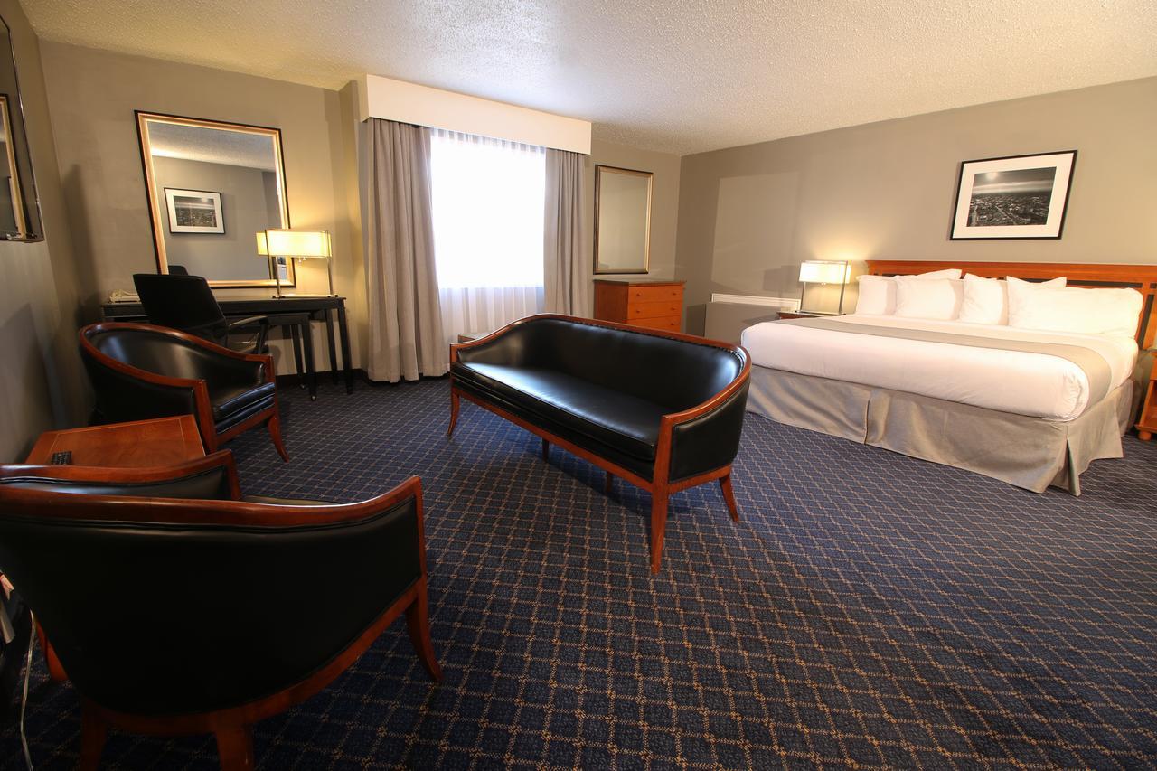 Hotel Clarion Pointe à Medicine Hat Extérieur photo